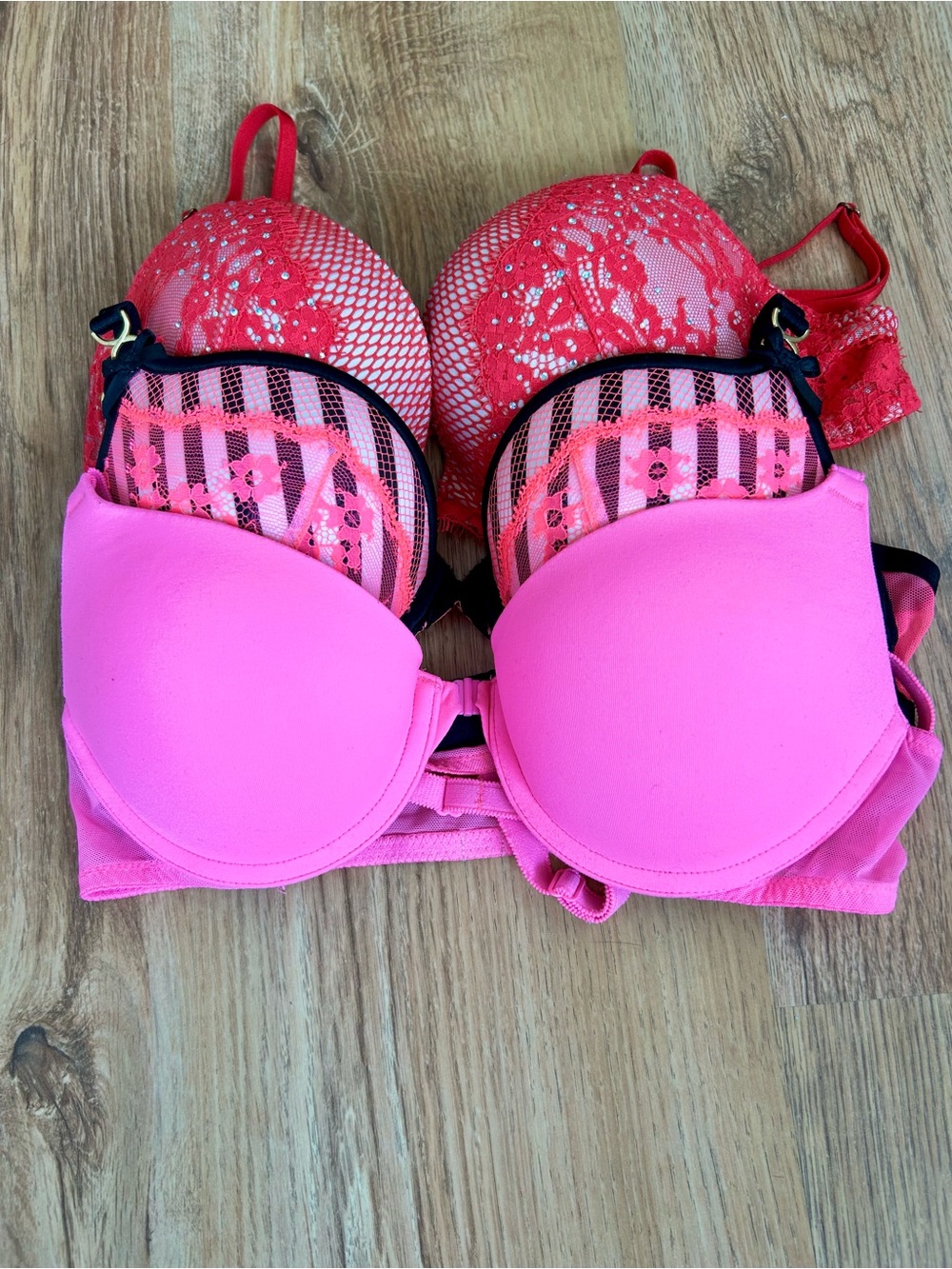 🩷 Set of 3 Victoria’s Secret Molded Cup Bras